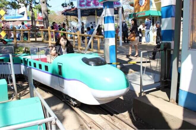 小さな子どもに人気のミニ新幹線、北海道新幹線型の「はやぶさ号」