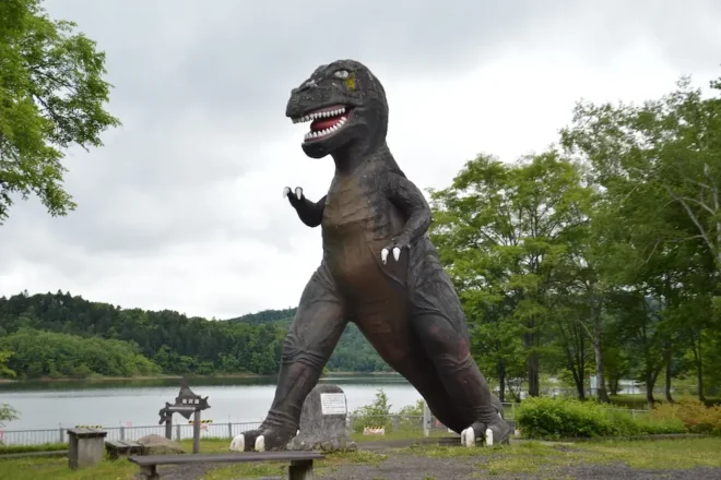 桂沢湖畔に立つ恐竜像。当初はエゾミカサリュウの復元模型として建てられた