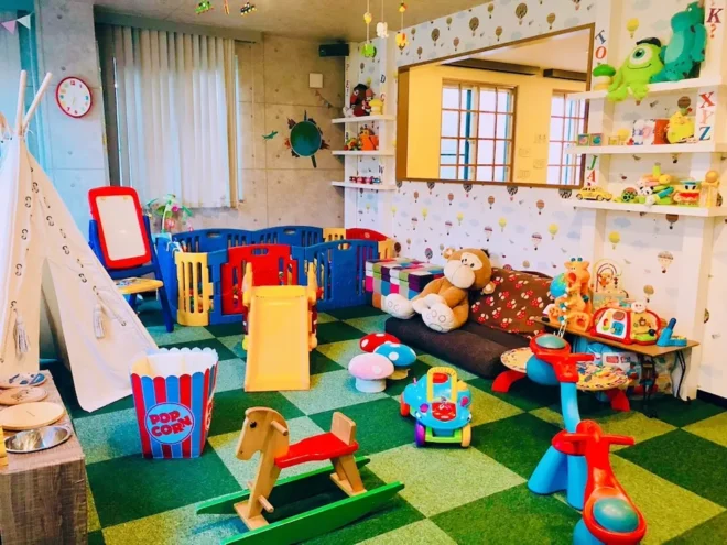 2階のキッズルームには、知育玩具からすべり台まで遊び道具が充実。1階にも小さなキッズスペースがある