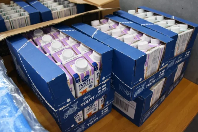 東京都から厚真町に送られた乳児用液体ミルク。1本が使われただけで残りは町の施設内に保管されていた＝15日