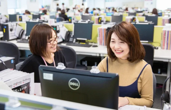 職場体験最終日、お客さんからの電話に応対する樋口さん。隣には先輩がいてくれるから安心