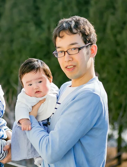 「パパ育休プロジェクト」実行委員長の清原章生さんは1年間の育児休業を取得。「2人の乳幼児と過ごす大変さは予想以上で、父親と母親がいても休む時間はほとんどなかった」と言う