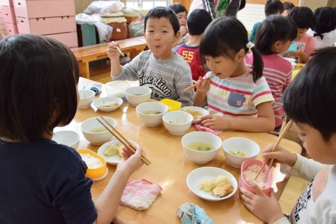 給食を食べる保育園児たち＝札幌市東区の光星はとポッポ保育園