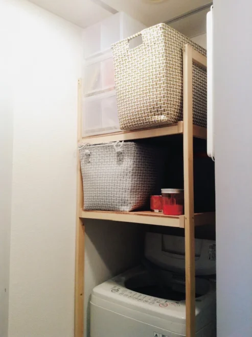 洗​濯​機​上​部​の​空​間​は​、​棚​を​作​る​こ​と​で​有​効​活​用​で​き​ま​す​。​手​持​ち​の​バ​ス​ケ​ッ​ト​や​家​具​に​合​わ​せ​て​寸​法​を​決​め​ら​れ​ま​す​（写真提供／三木万裕子さん）