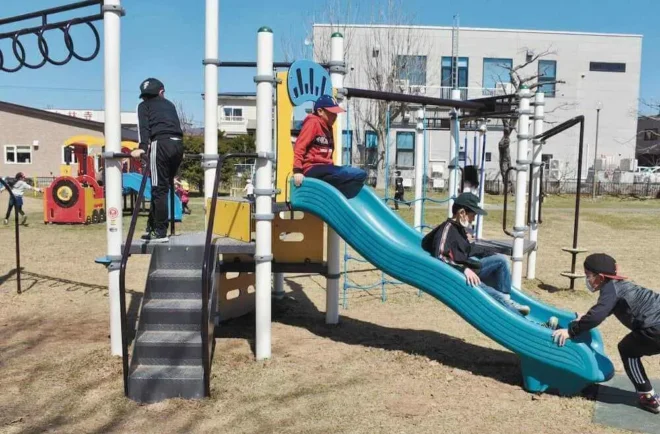 八幡公園の新しい遊具で遊ぶ子どもたち