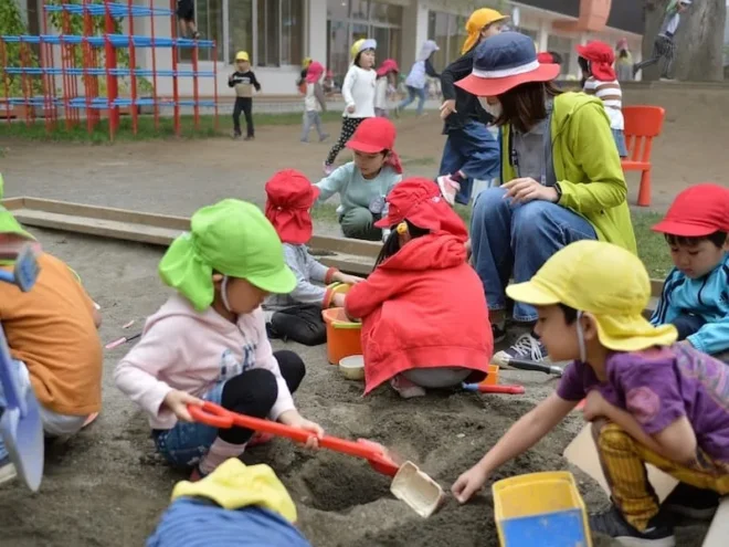 在園児が遊ぶ様子を見ることも園選びのポイントとなる＝札幌市中央区の大通幼稚園