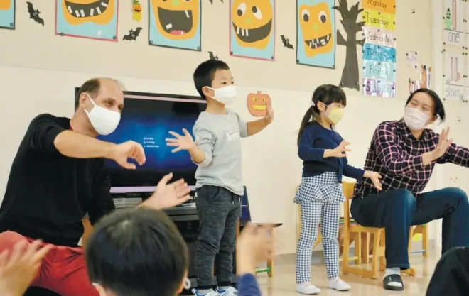 子どもたちが歌やゲームで英語を体験する札幌円山幼稚園の英語遊び。指導教諭らが話す言葉のほとんどが英語だ