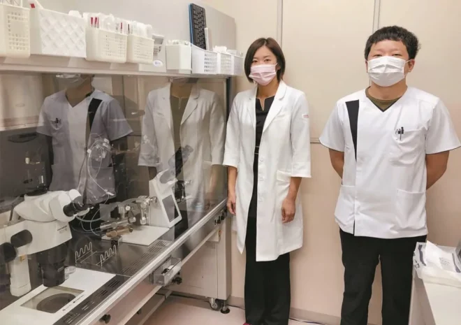 顕微鏡などの器具をそろえ、体外受精の受け付けを始めた足立産婦人科クリニックの（左から）足立副院長と胚培養士の本間さん