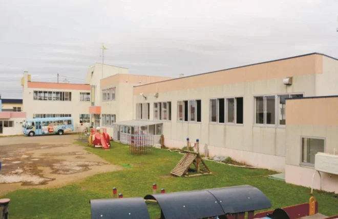 2022年度、認定こども園に移行する稚内鈴蘭幼稚園。手前のグラウンドとホール部分に新園舎を建てる