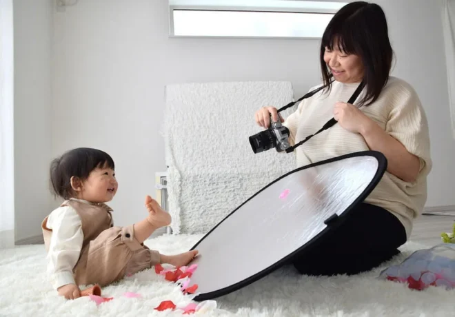 自宅に設けたスタジオで、子どもを撮影する菅野奈緒美さん