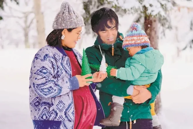 旭川市内の雪原で家族一緒に出産前の姿を撮影した左から吉成千絵美さん、慎太郎さん、長男慶悟ちゃん（ハクベビー提供）