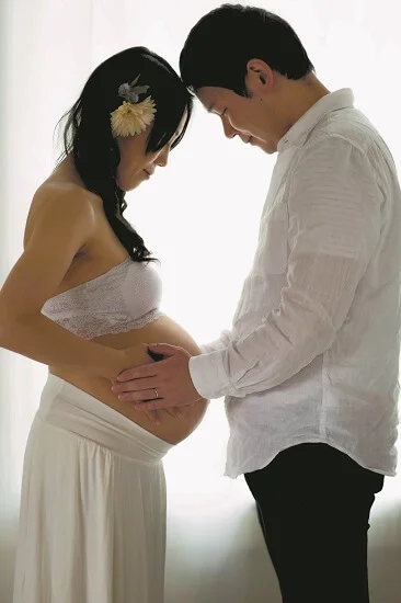 キルギスから退避した村井博満さん、静さん夫妻が出産前に札幌で撮影したマタニティーフォト（リトルプラス提供）