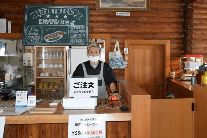 ゲレンデ中腹の軽食喫茶「ログパノラマ」で営業を始めた坂口さん