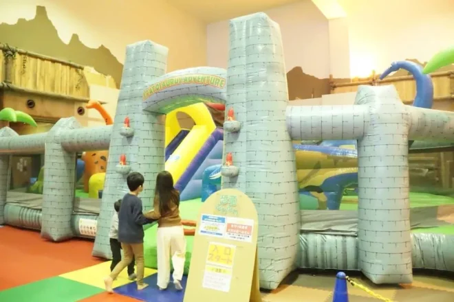 小さい子どもに人気の「お城ふわふわボールプール」。見守り保護者は遊べませんが、一人で遊べない子どもの付き添いは可能（mam.lien_chii撮影）
