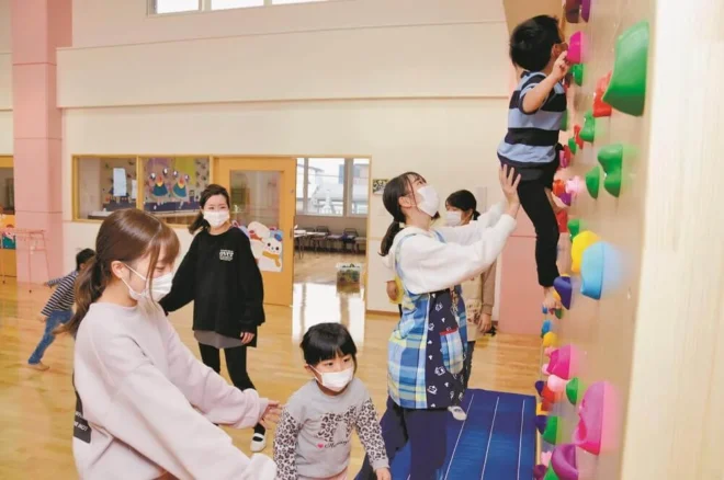 「認定こども園」に移行した清泉幼稚園の新しい園舎で遊ぶ子どもたち