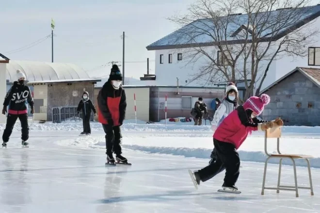 北見・豊地小に造られたリンクでスケートを楽しむ児童たち