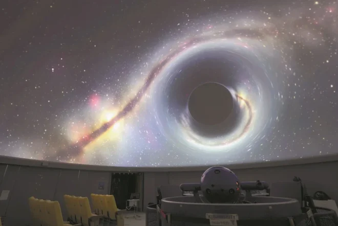 ブラックホールの存在を仮定した場合に見える「天の川」のシミュレーション映像（小松巧撮影）