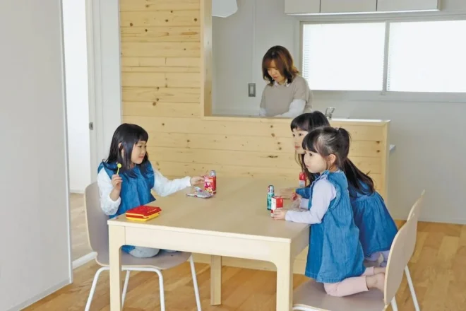 子育て世帯向け公共住宅「COCOTTO」の内部。机や椅子はイメージ（当別町提供）