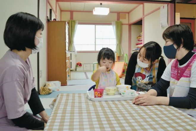 預かった柄沢凜ちゃんの食事の様子を見守る牧島真由美さん（右）、中川尚恵さん（右から2人目）、久保田絵里さん