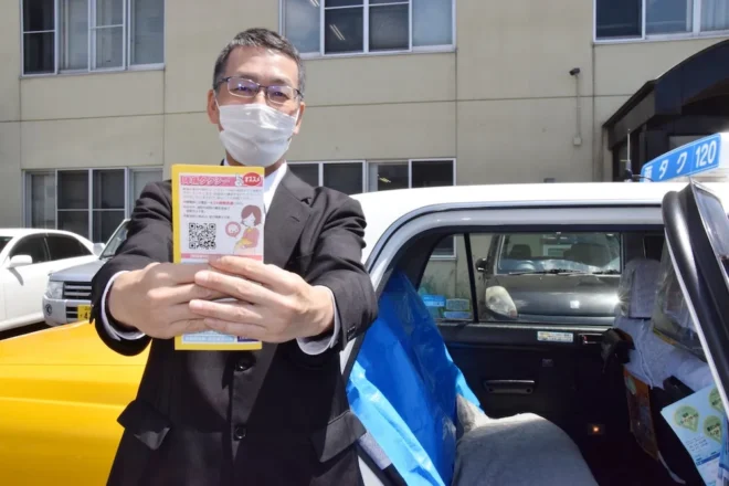 「陣痛タクシー」をPRする函館タクシーの運転手。車内には防水シートなどを備える