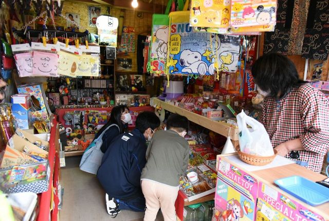 昭和 の駄菓子屋さん人気 利尻で数十年ぶり 伊藤さん開店 子ども珍しげ 大人には懐かしく Mamatalk