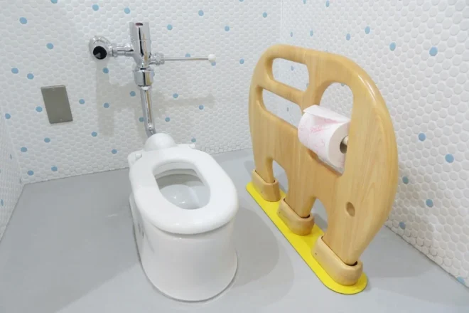 キッズルームで遊ぶ子ども用として、小型サイズのトイレを整備