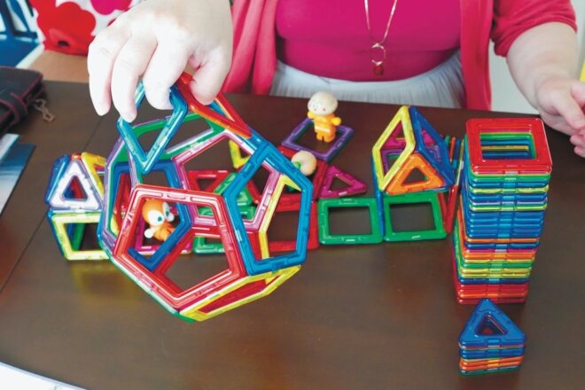 《３》磁石つきブロックで多様な形を組み立てられるマグフォーマー。持ち手付きのかご（左）を作ってみました