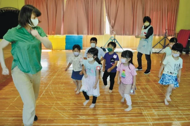 東山保育所でスズキ・ジェシカさんと英語を交えた遊戯を楽しむ園児たち