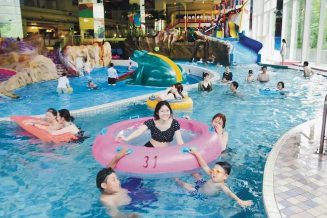 半年ぶりに営業再開した定山渓ビューホテルの温水プールで遊ぶ子どもたち
