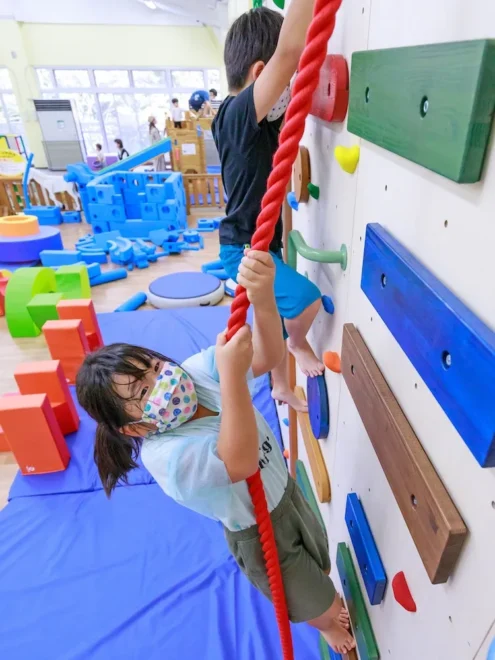 帯広市児童会館の屋内遊び場に設置されたボルダリング設備で遊ぶ小学生ら（北波智史撮影）