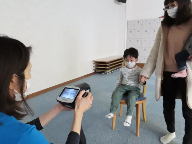 南幌町が３歳児健診に導入する「スポットビジョンスクリーナー」（町提供）