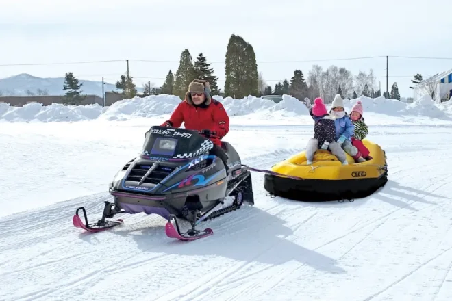 5歳以下の子どもは大人と一緒に乗れるスノーラフティング