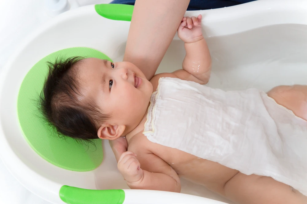０カ月からの育児塾 赤ちゃんはお風呂が大好き ガーゼで体覆い 安心感を Mamatalk
