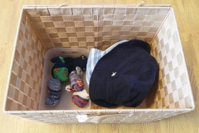 子どもでも取り出しやすいかごの中に、靴下や帽子を保管（1〜2歳頃）
