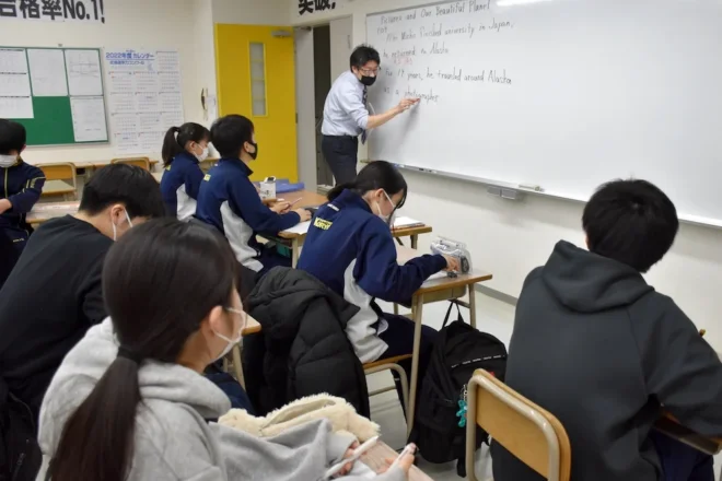 札幌市内の学習塾では多くの小中学生が勉強に励んでいた（ニスコプラス円山教室、3月10日撮影）