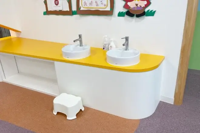 泡ソープや消毒液が用意されている手洗い場。踏み台も用意