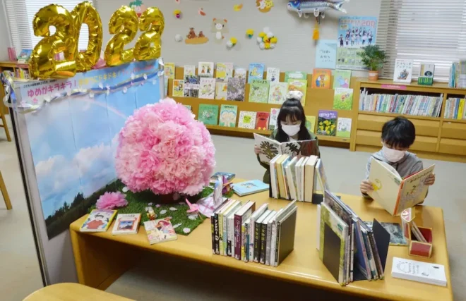 「ファンタジーの本」特別展示で読書を楽しむ子供たち