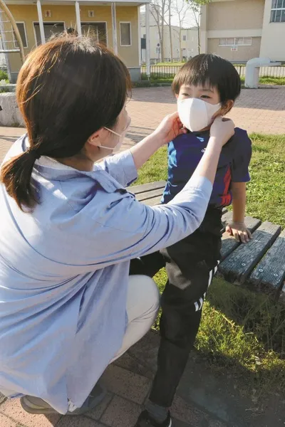 室蘭市内の公園で遊んだあと、母親と話す際にマスクを着用する子ども