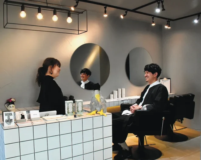 函館に戻り、新たに構えた美容室で会話を弾ませる柴嶺夫妻