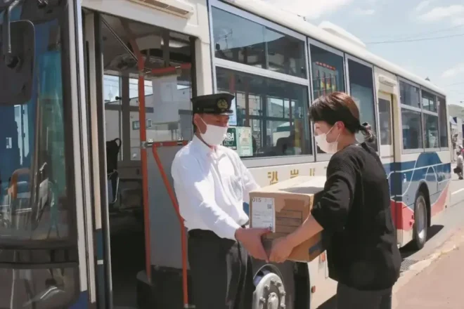 路線バスに弁当を積み込んで、留萌から羽幌へ運送する