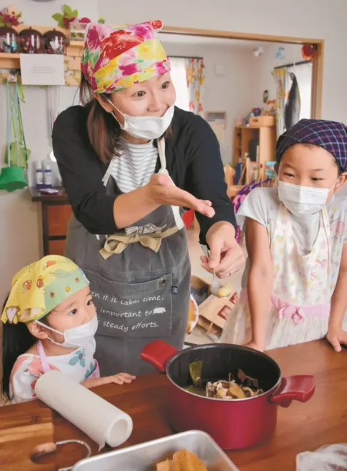 阿部さんの食育教室で料理に挑戦する子どもたち