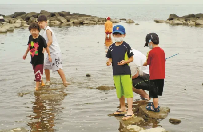 しべつ海の公園で水遊びをする子どもたち