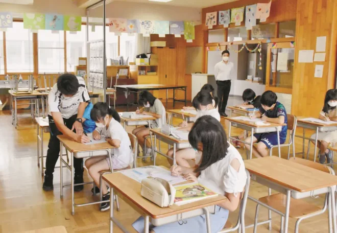 夏休みの宿題やドリルを持参して勉強に励む旭川市立新富小の児童ら