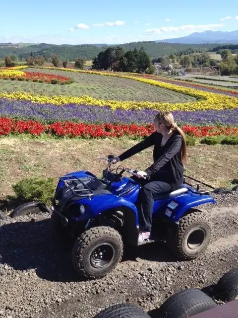 バギー専用コースは花畑の中を走り抜けるように敷設されていて景色を楽しめる