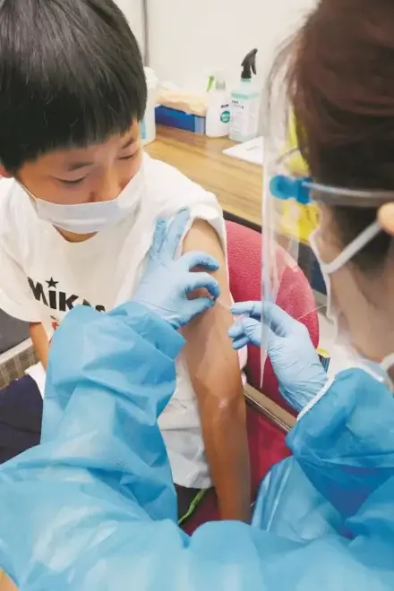 新型コロナのワクチンを受ける中学生。5～11歳の接種率は低迷している＝8月上旬、札幌エルプラザ（金田淳撮影）