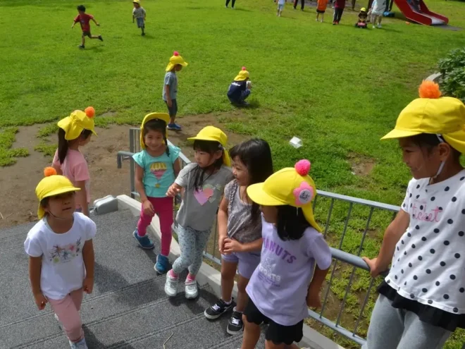 地元の子どもたちと仲良く遊ぶシュペア美海ちゃん（左から3人目）。「楽しい。いっぱいお友達ができた」と話してくれた