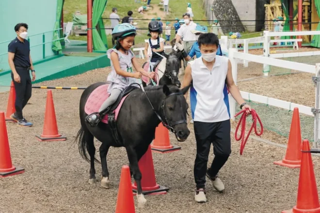 ポニーと触れ合う乗馬教育を取り入れている「宮ノ丘幼稚園」。年長の園児は自ら手綱を操る（中村祐子撮影）
