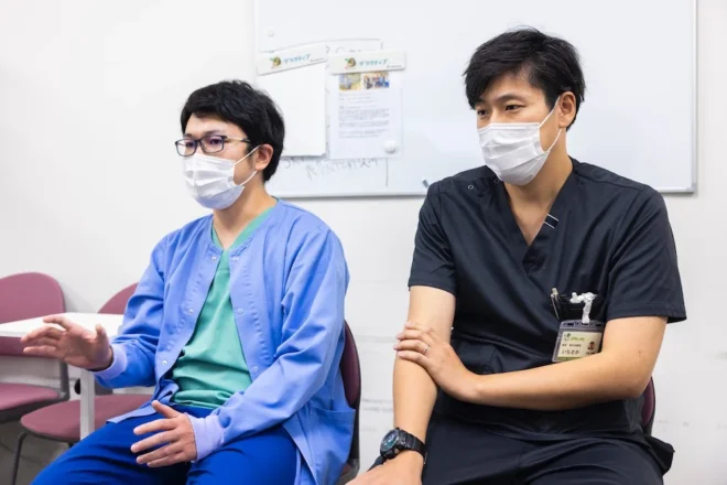 「僕らはどんなに働いてもいい。どんどん患者を受け入れたい」と話す酒井医師（左）と市坂医師（右）