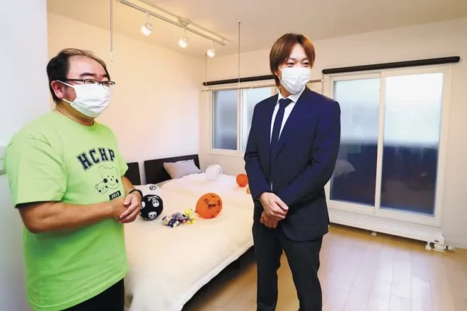 仮施設を見学する宮西尚生投手(右)。左は北海道こどもホスピスプロジェクトの佐藤貴虎代表理事(石川崇子撮影)