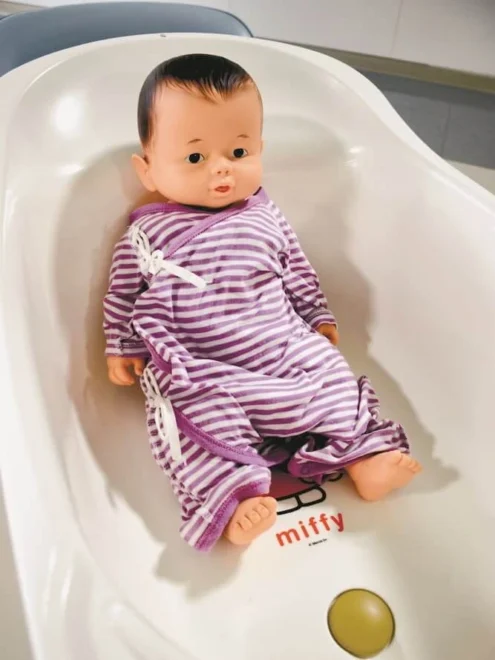 町保健福祉センターで貸し出しを始めた赤ちゃん人形とベビーバス。沐浴の練習ができる